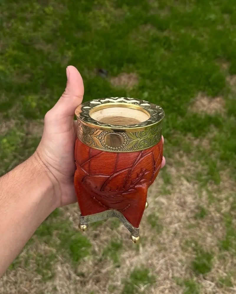 Mate imperial de alpaca con base y bolitas en cuero repujado